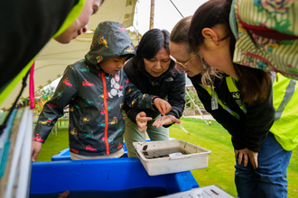 Local families learn about the power of water and its role in enabling nature to thrive.)