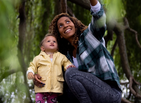 Woman and child under weeping willow at Walthamstow Wetlands